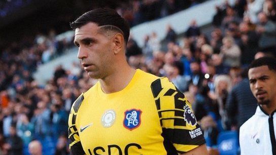 Dibu Martínez, do Chelsea, sofre fratura na mandíbula e deve ser operado