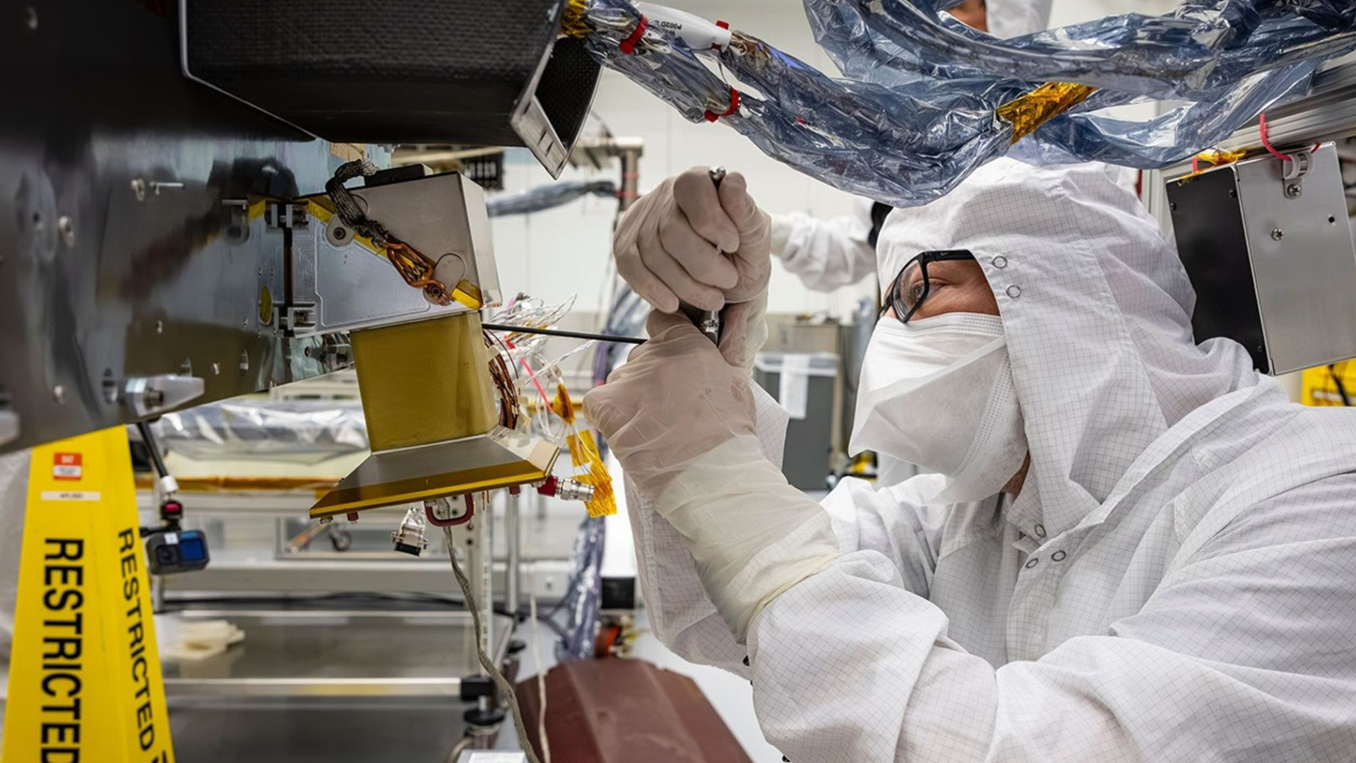 Instalação de uma das duas câmeras de navegação da Dragonfly em uma sala limpa no Laboratório de Física Aplicada (APL) da Universidade Johns Hopkins, em Laurel, Maryland, em 19 de agosto de 2026. • Reprodução/ Nasa, John Hopkins APL e Ed Whitman