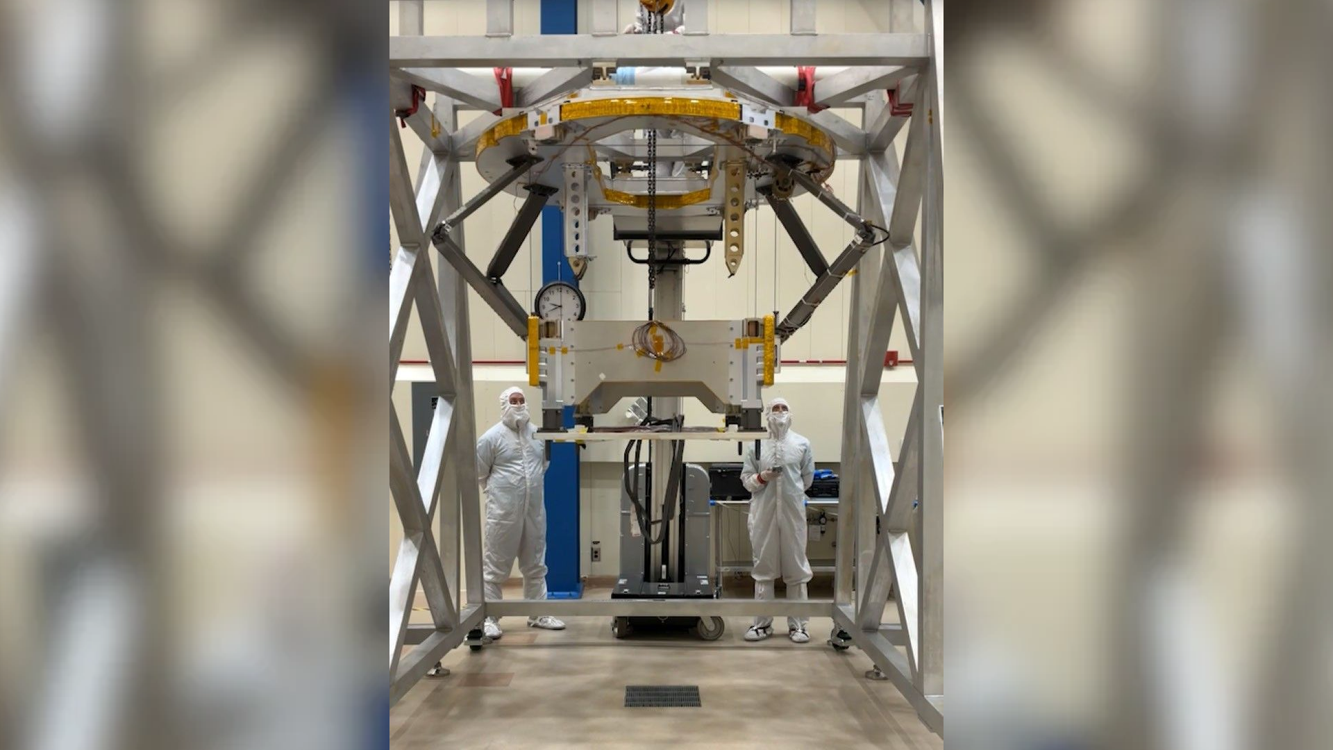 Engenheiros da Lockheed Martin, em Denver, monitoram um teste do mecanismo de "pose" da Dragonfly • Reprodução/ Nasa e Lockheed Martin