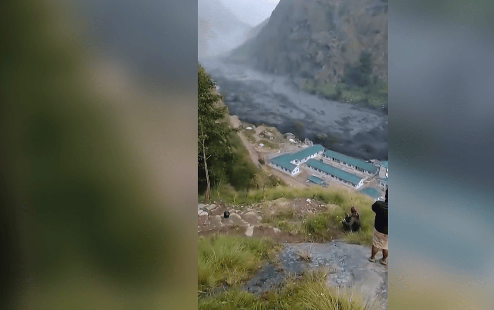 Vídeo: Enxurrada de lama no Nepal invade vila e arrasta casas e comércios