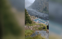 Vídeo: Enxurrada de lama no Nepal invade vila e arrasta casas e comércios