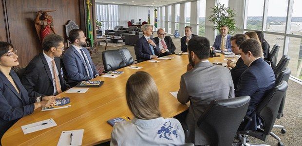 Flávio chega com governadores a debate; Lula leva mãe de menina Ana Clara