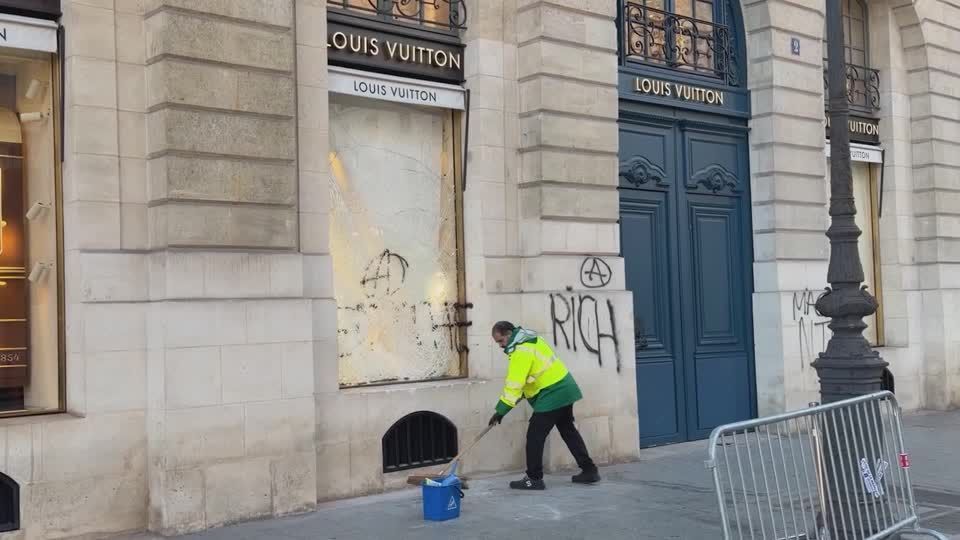Equipes de limpeza operam desde domingo (18) para lidar com as consequências das manifestações violentas que tomaram Paris no fim de semana
