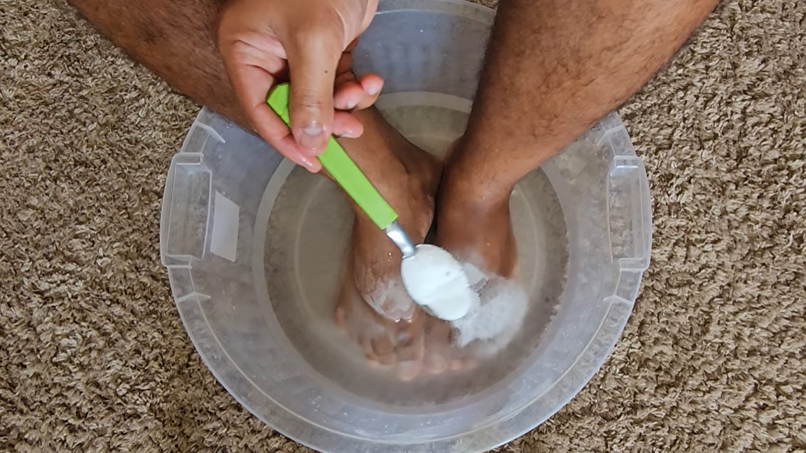 escalda-pés de água morna com bicarbonato de sódio