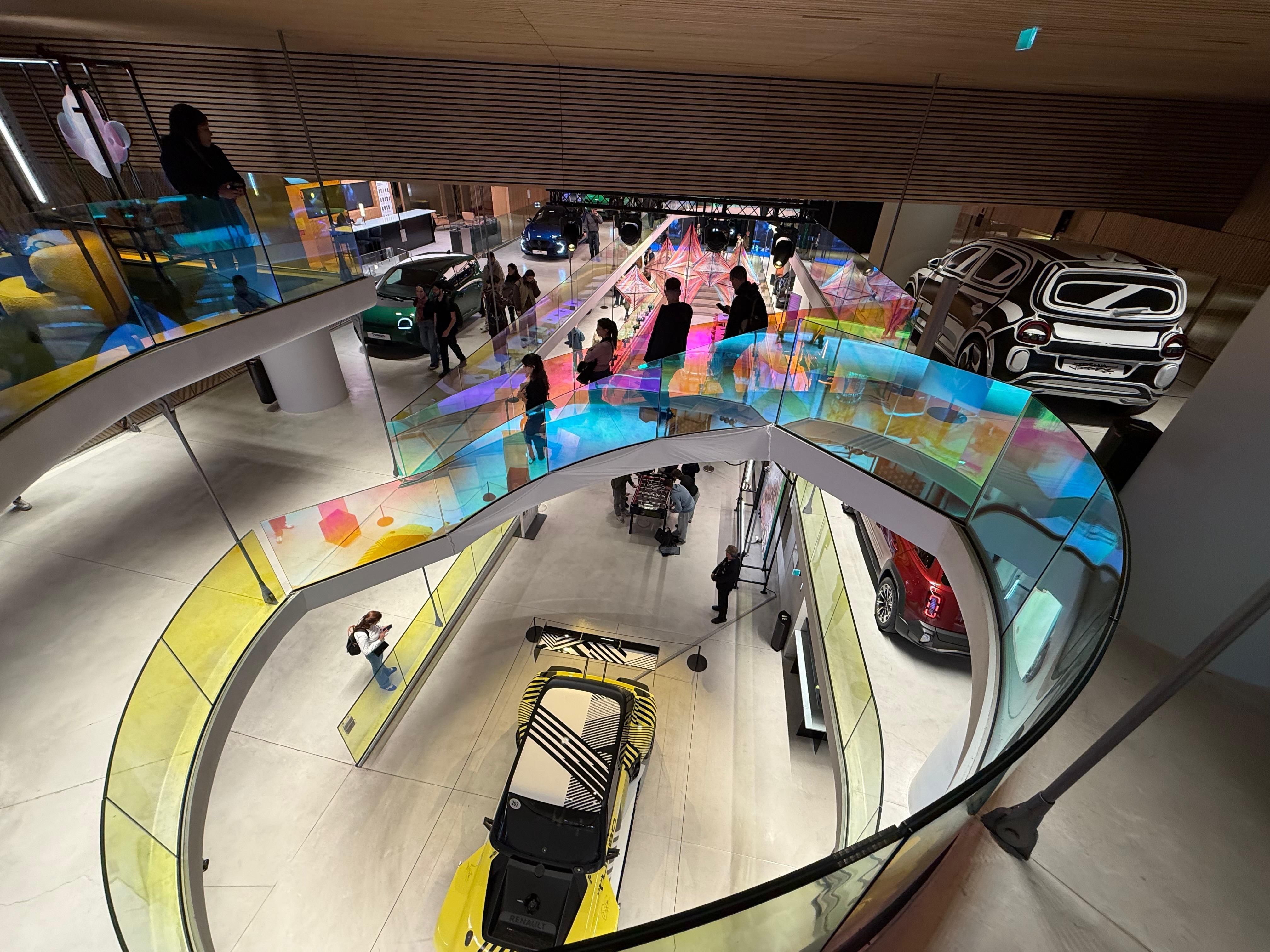 Renault mantém seu próprio “salão particular” no número 53 da avenida Champs-Élysées, em Paris