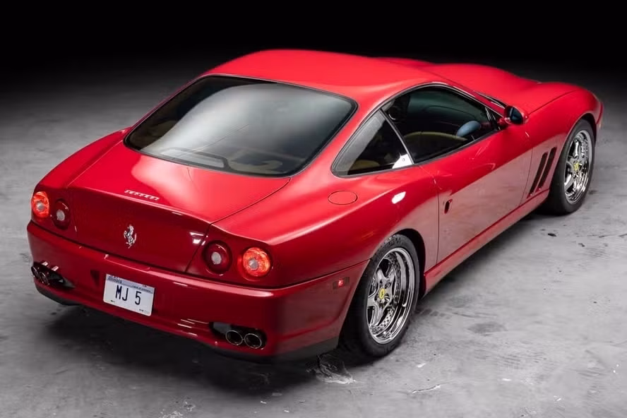 Imagem de destaque do post: Ferrari que inspirou tênis de Jordan é leiloada por valor milionário; veja