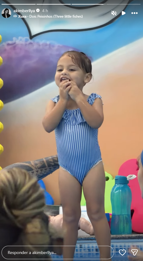 Amanda Kimberlly mostra filha Helena se divertindo em aula de natação • Instagram/Amanda Kimberlly