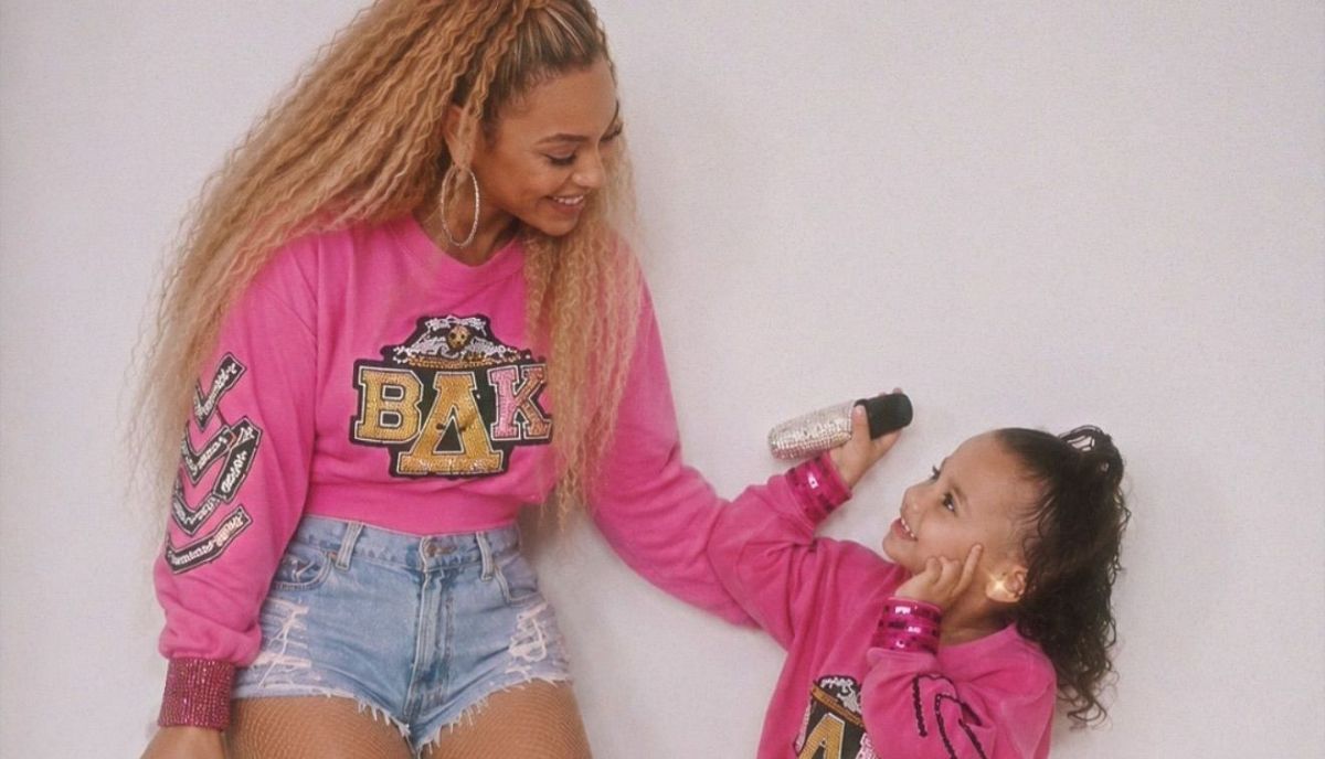 Mãe da 3ª filha de Neymar mostra pequena agradecendo presente de Gabigol