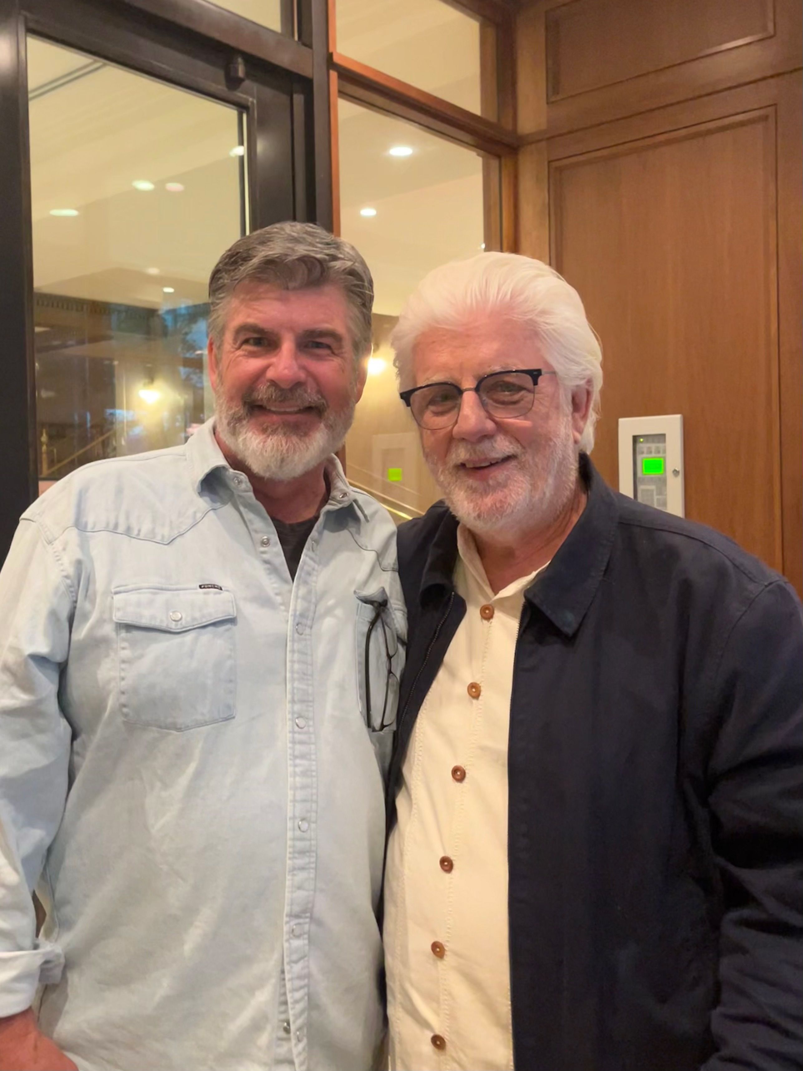 Michael Goessling (à esquerda) reencontrou seu pai biológico, Michael McDonald, no ano passado • Michael Goessling via CNN Newsource