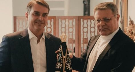 Flávio visita arcebispo de Brasília e recebe imagem de Nossa Senhora