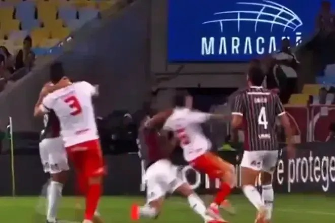 “A quem interessa?” — Internacional protesta contra arbitragem e dispara