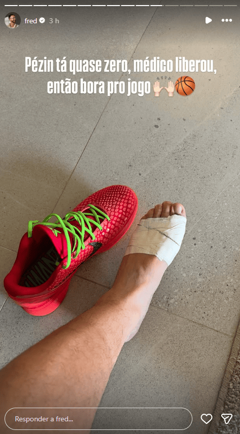 Fred Bruno mostra estado do pé após ser atingido por tiro em balada