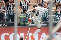 Cuca reage ao chute de Gabigol na bandeirinha em Atlético-MG x Santos