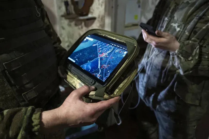 A precisão na medição do tempo é fundamental para a navegação por satélite. Um soldado ucraniano verifica um rastreador GPS militar perto da linha de frente durante a guerra entre Rússia e Ucrânia, em Bakhmut, Ucrânia, em abril de 2023. • Muhammed Enes Yildirim/Anadolu Agency/Getty Images