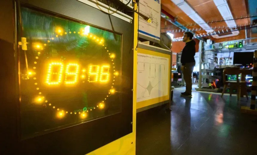 Um relógio atômico é visto no Physikalisch-Technische Bundesanstalt, o instituto nacional de metrologia da Alemanha. O Tempo Universal Coordenado (UTC) combina dados de cerca de 450 relógios atômicos operados por mais de 80 centros de cronometragem em todo o mundo. • Julian Stratenschulte/picture alliance/dpa/Getty Images