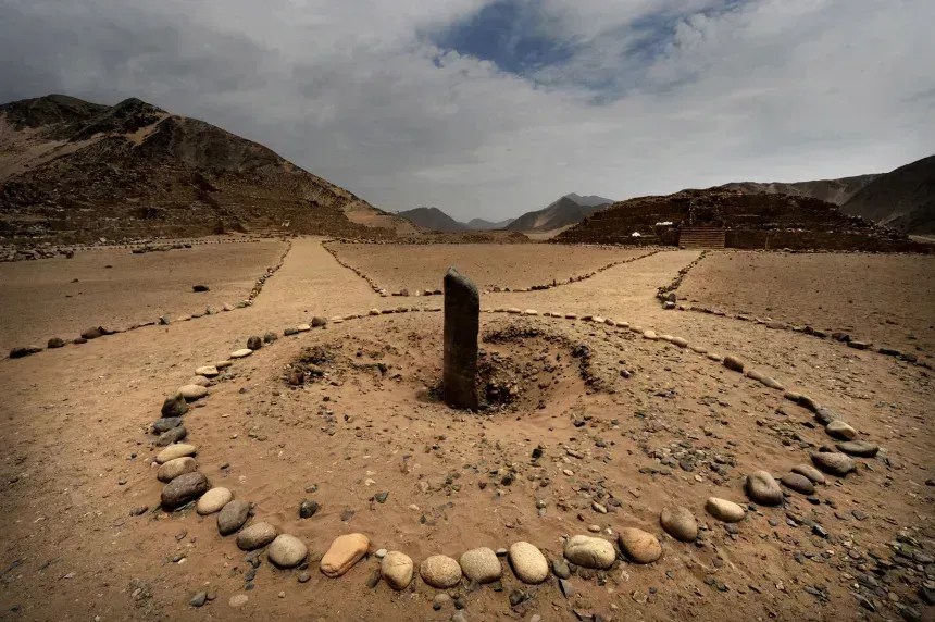 Um relógio de sol de 5.000 anos no complexo arqueológico de Caral, no Peru. • Ernesto Benavides/AFP/Getty Images