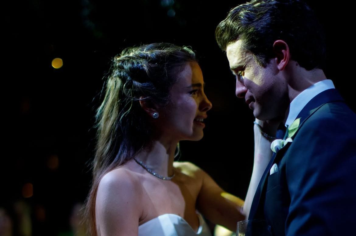Giulia e o irmão, André Marinho, durante o casamento da cantora