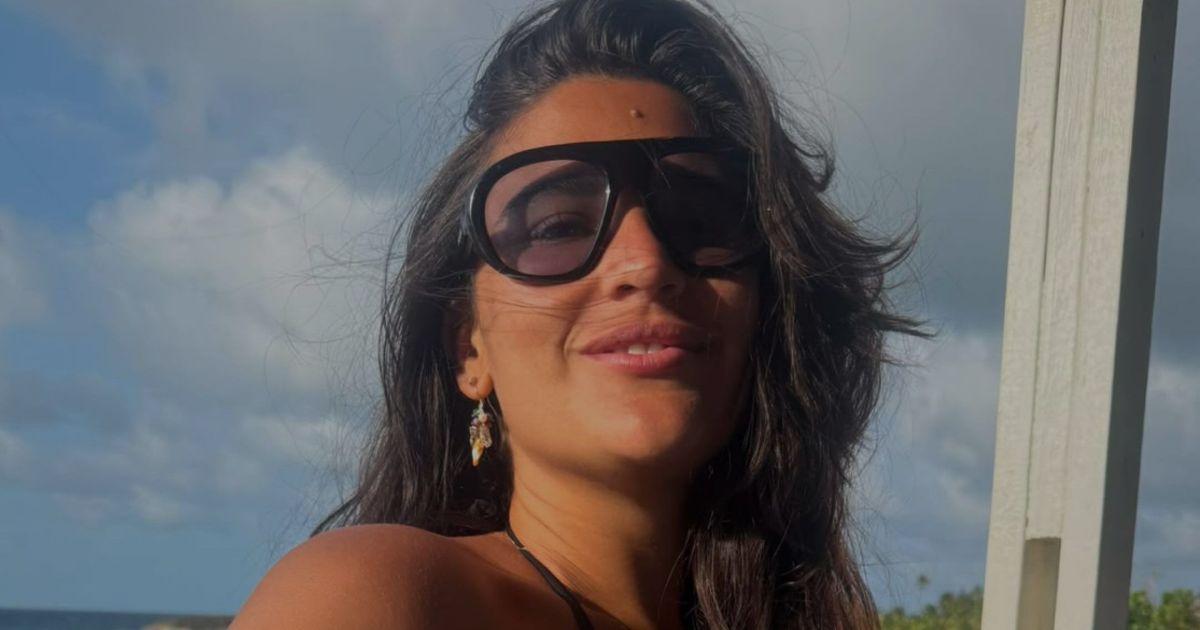 Giulia Costa e o namorado em foto de celebração de amor, com trajes de gala