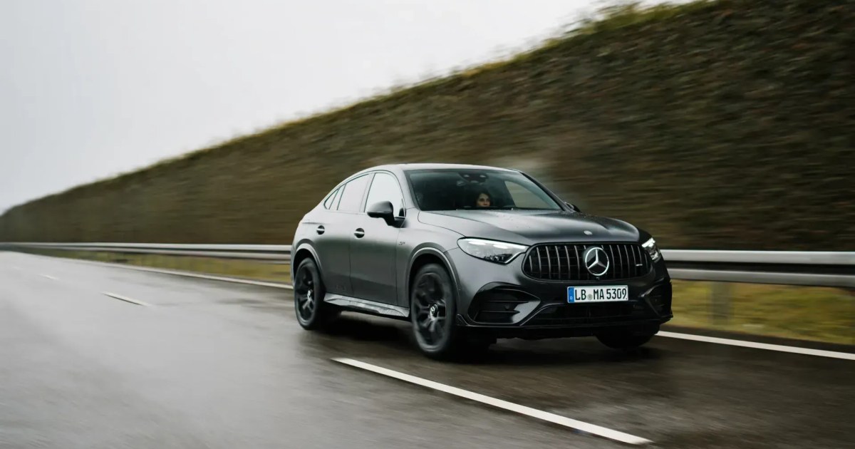 Mercedes-AMG GLC 53 nas versões SUV e Coupé com detalhes esportivos e rodas de 21 polegadas.