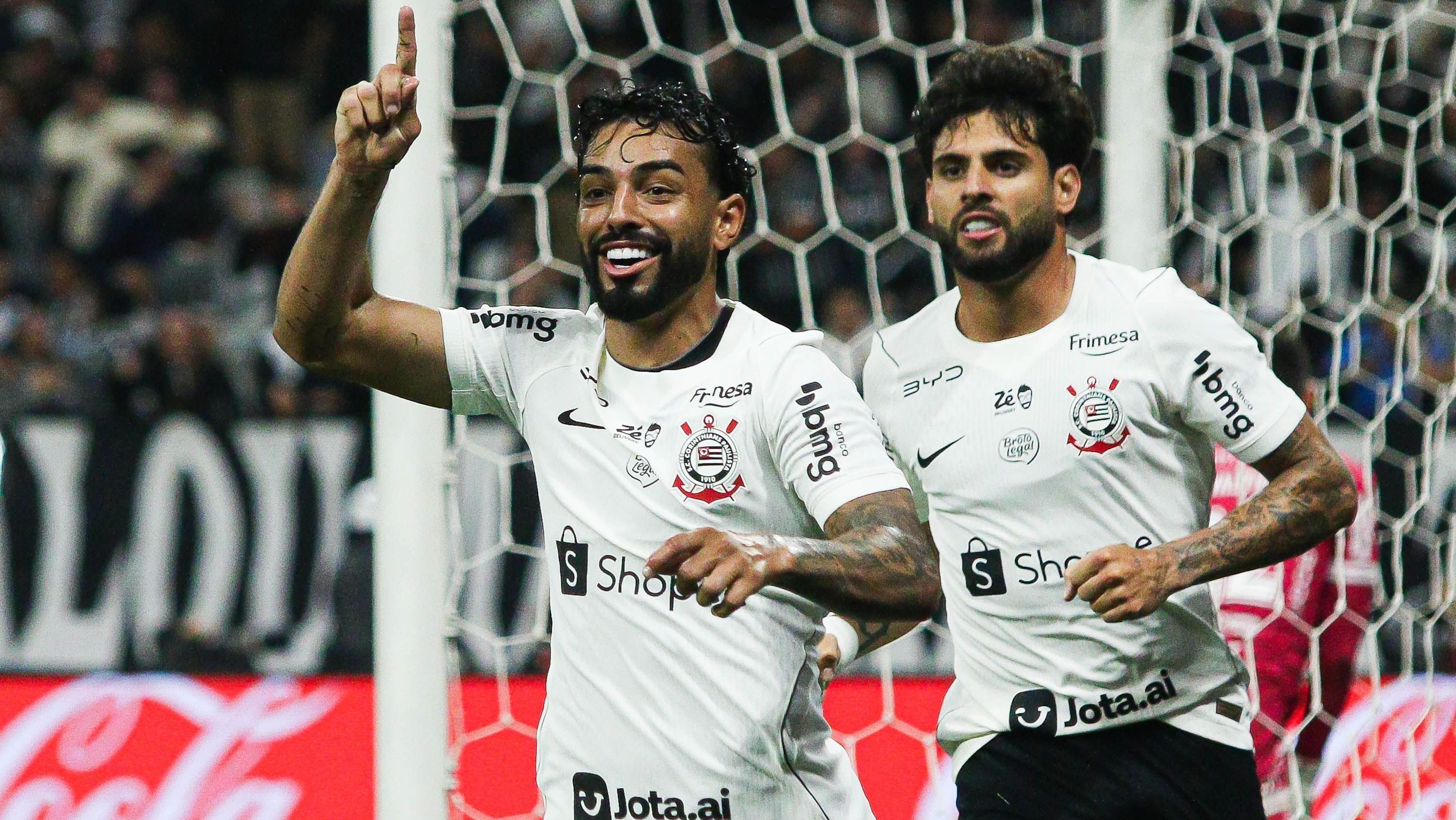 Corinthians aproveita expulsão, supera Mirassol, respira, mas segue no Z4