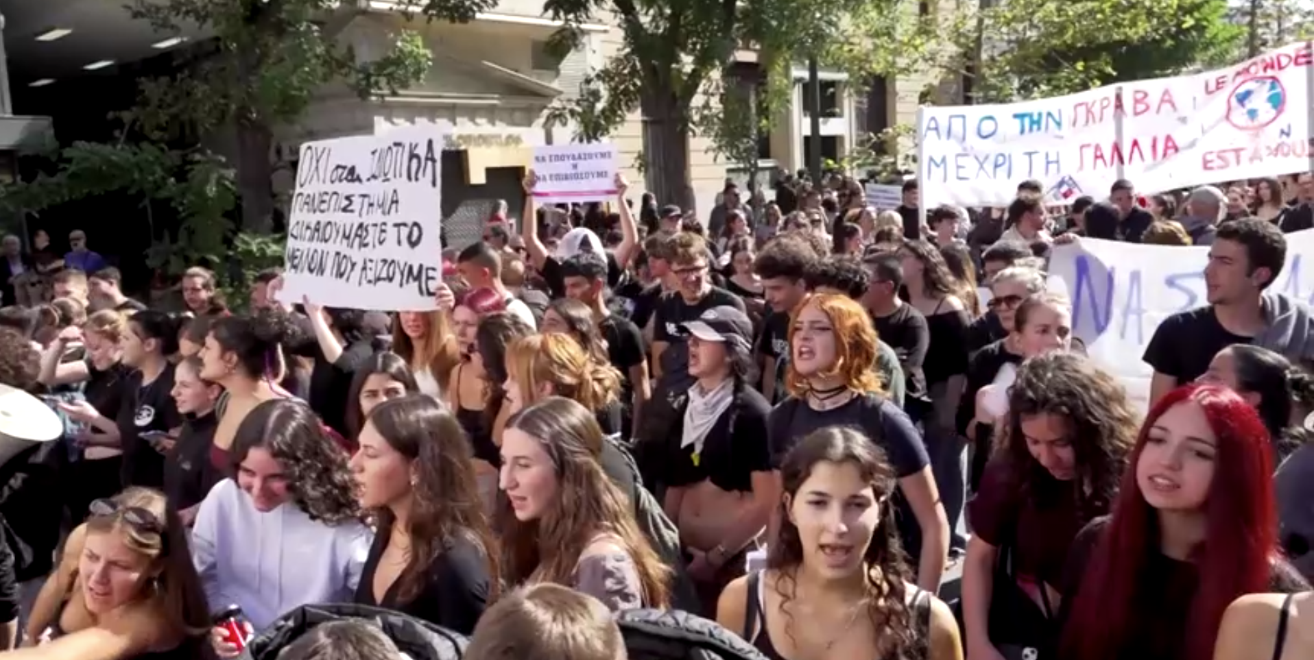 Estudantes gregos protestam contra as condições na educação e o custo de vida