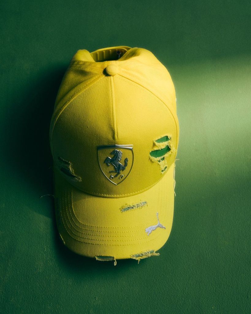Boné de Lewis Hamilton em homenagem ao Brasil