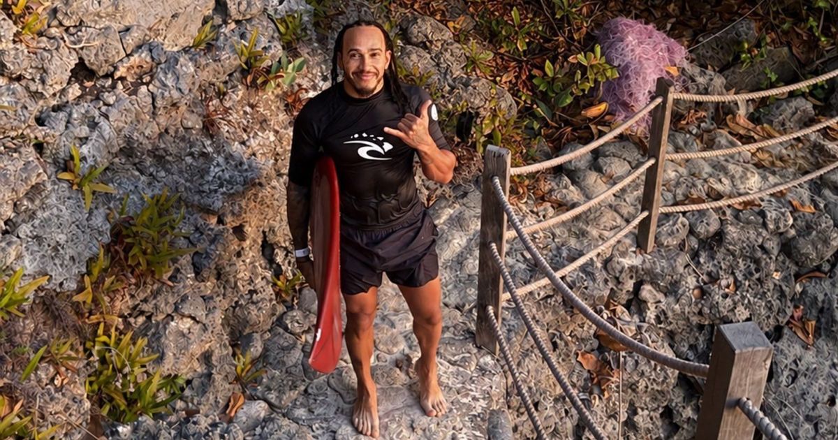 Lewis Hamilton surfa em Bali durante folga da Fórmula 1 e agita web