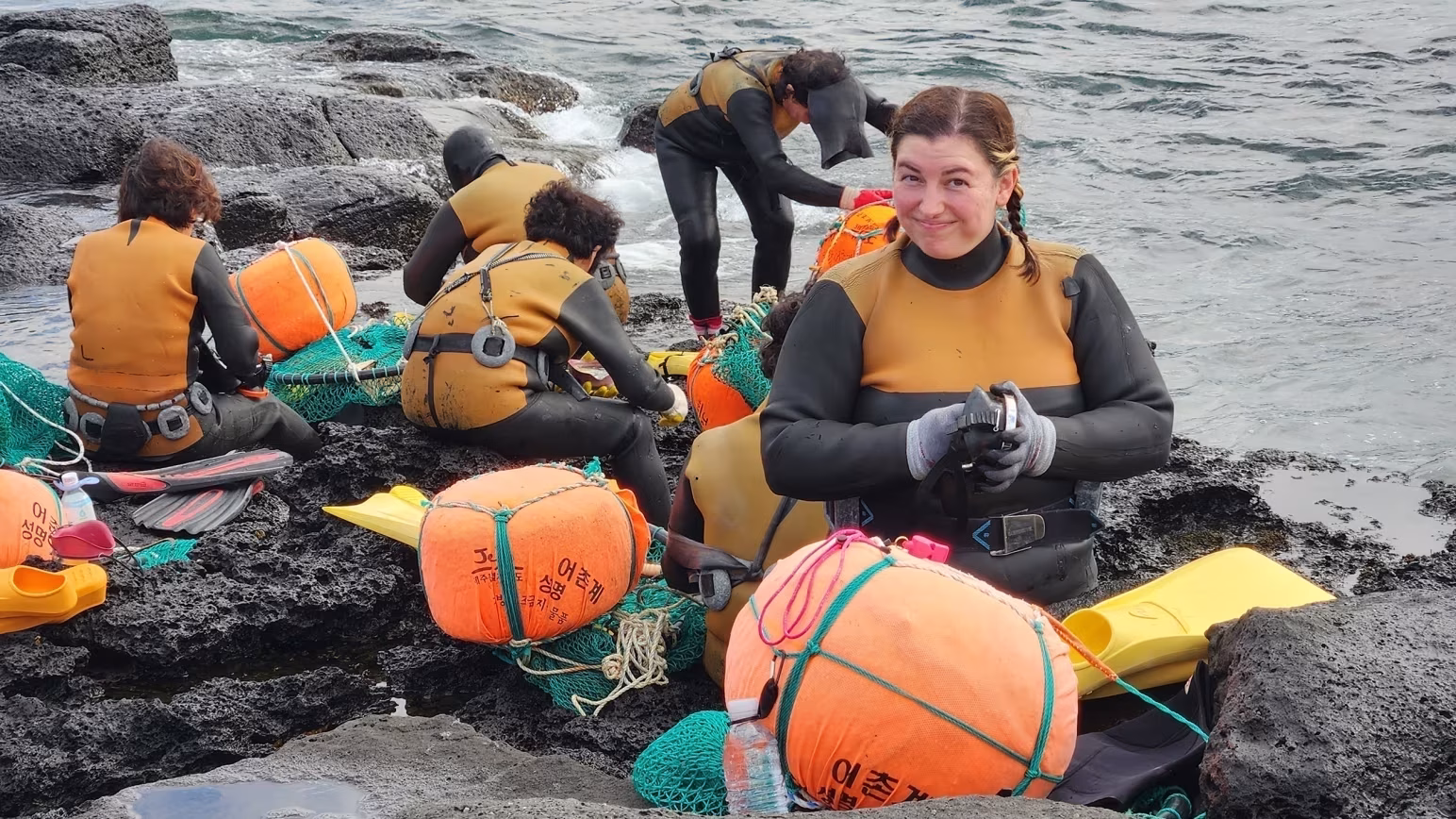 Ela se mudou para a Ásia e dedicou sua vida a comunidade “Hanyeo”, mulheres que mergulham sem equipamento de respiração para pescar frutos do mar