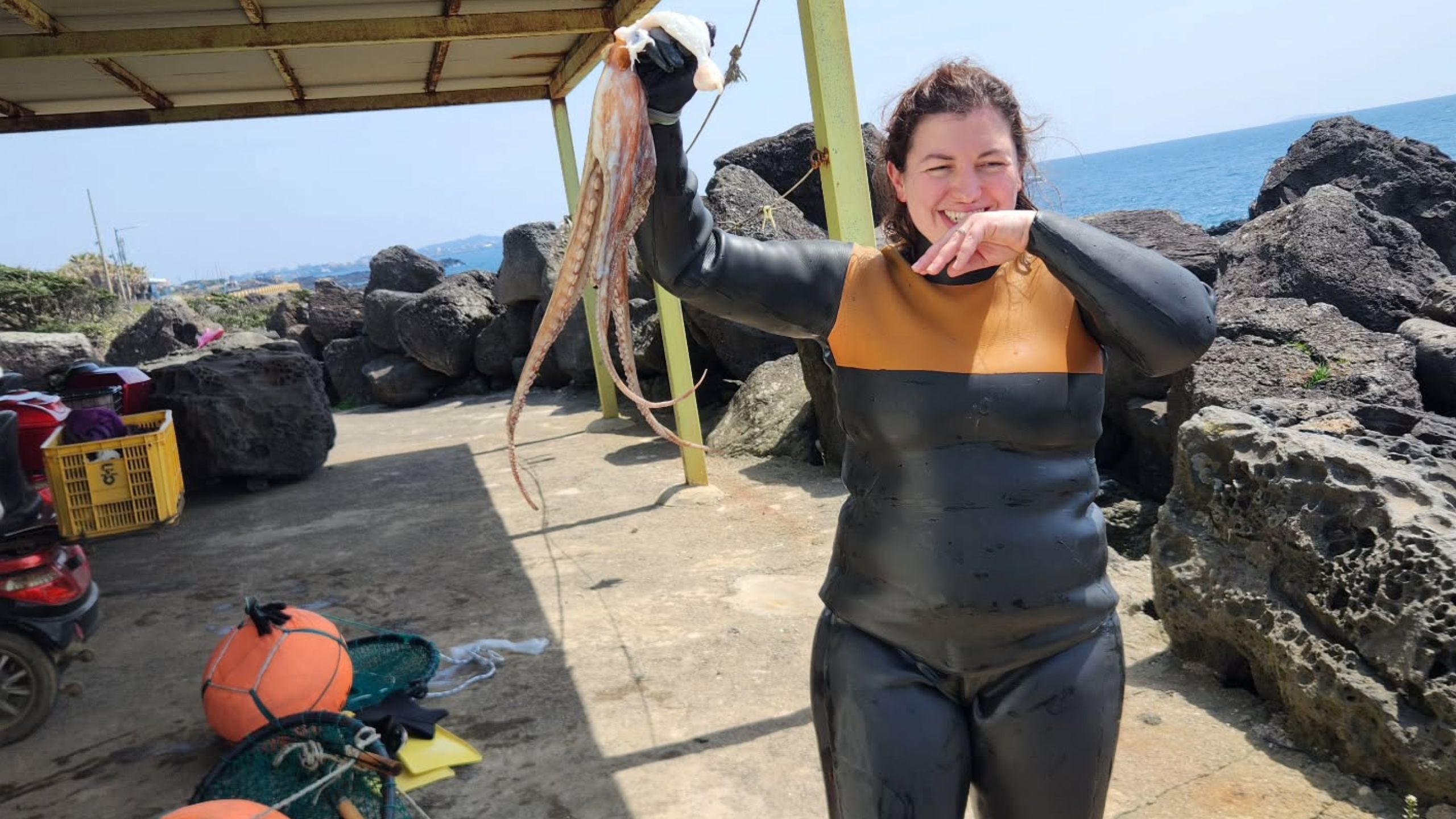 Ela se mudou para a Ásia e dedicou sua vida a comunidade "Hanyeo", mergulhadoras que vão até o fundo do oceano sem equipamento de respiração para pescar frutos do mar