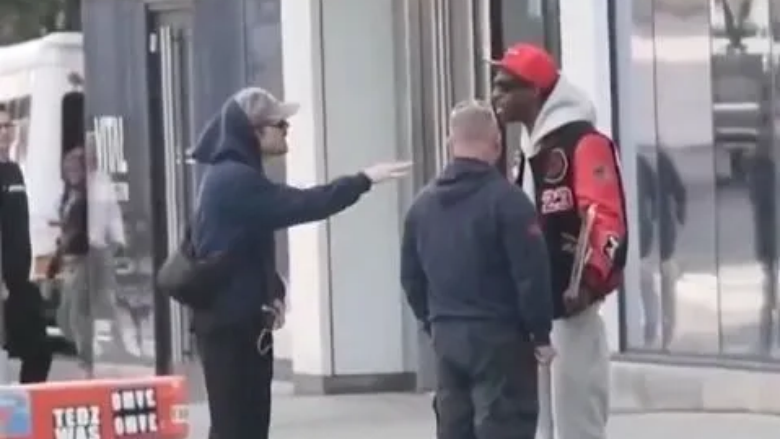 Harry Styles discute com homem nas ruas de Nova York