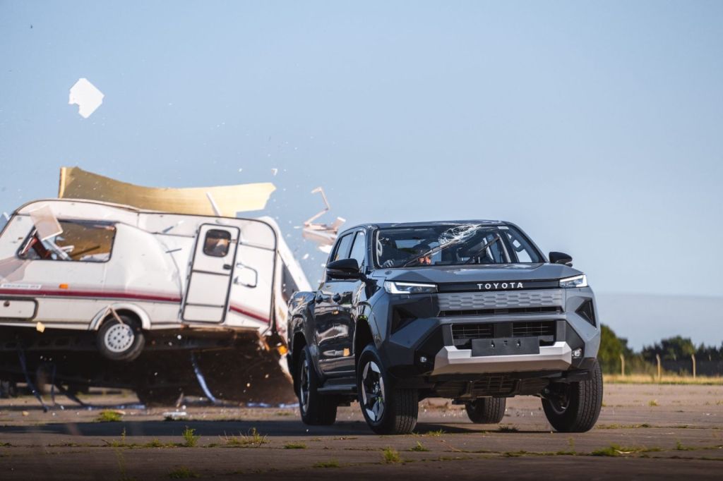Toyota encenou um teste extremo com Hilux EV