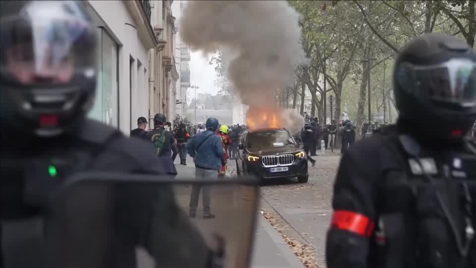 Prédio de turismo em Lyon é incendiado em meio a protestos na França