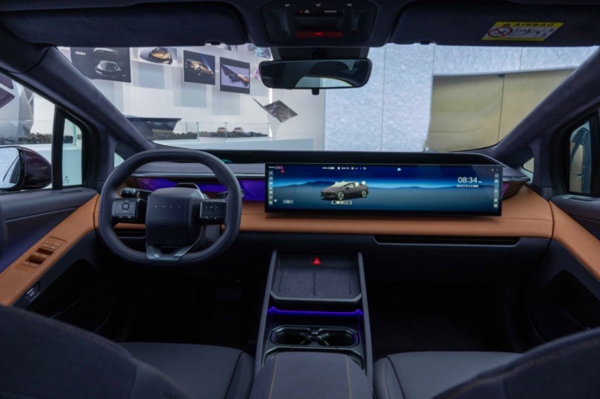 Interior tecnológico do Hyundai Ioniq V • Divulgação