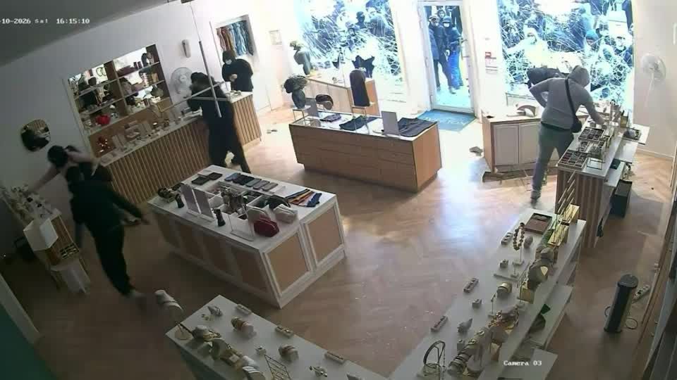 Lojas de luxo na França tapam vitrines para evitar quebradeira de protestos