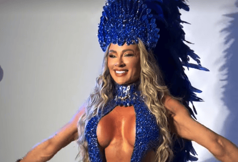 Anitta toca chocalho e samba com look transparente em ensaio da Grande Rio
