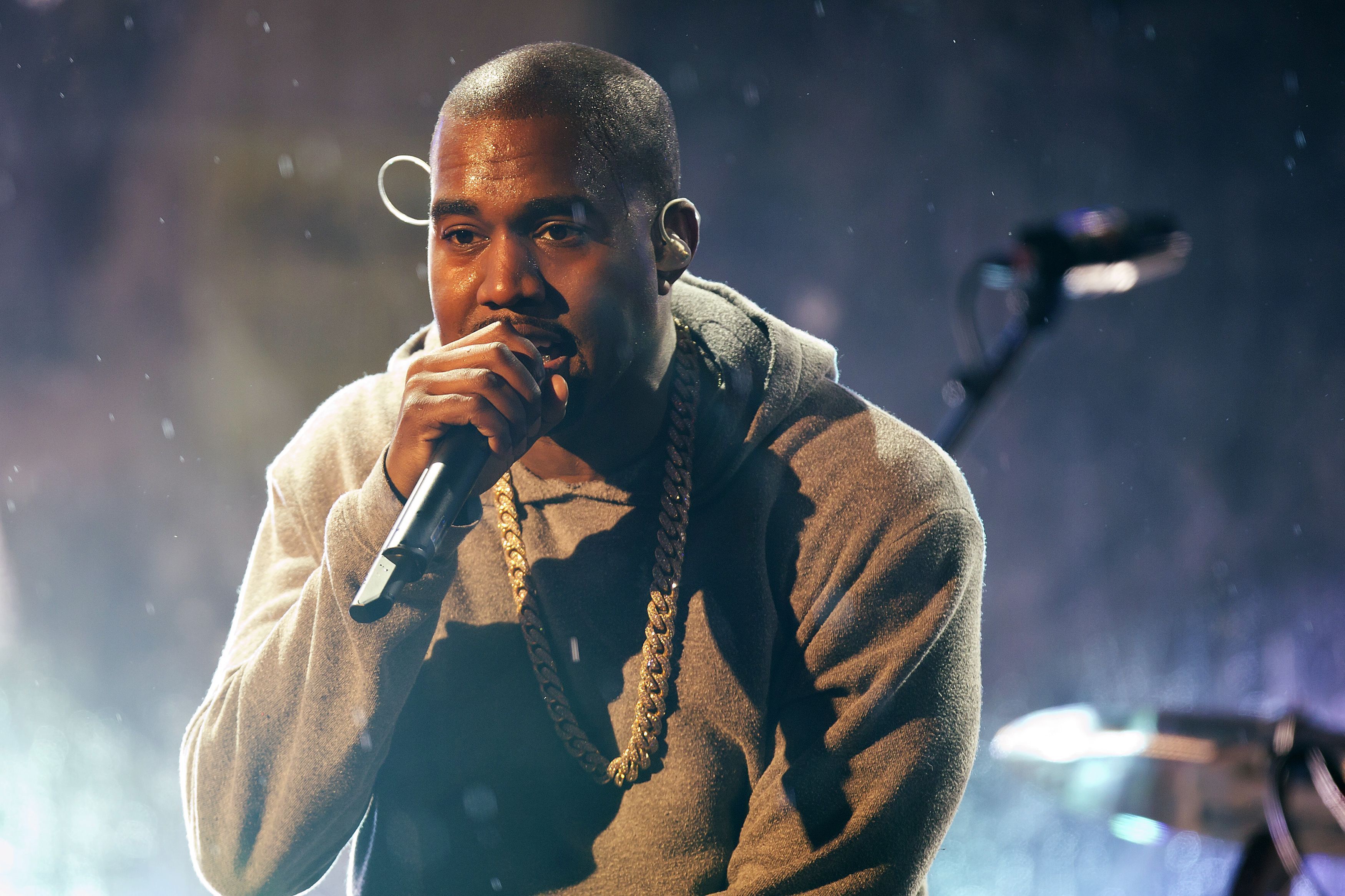 Kanye West se apresenta com o U2 na Times Square, em Nova York