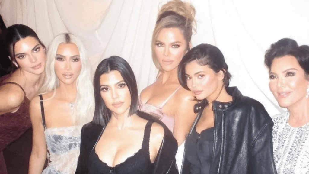 Kris Jenner com as filhas do clã Kardashian-Jenner: Kendall, Kim, Kourtney, Khloe e Kylie
