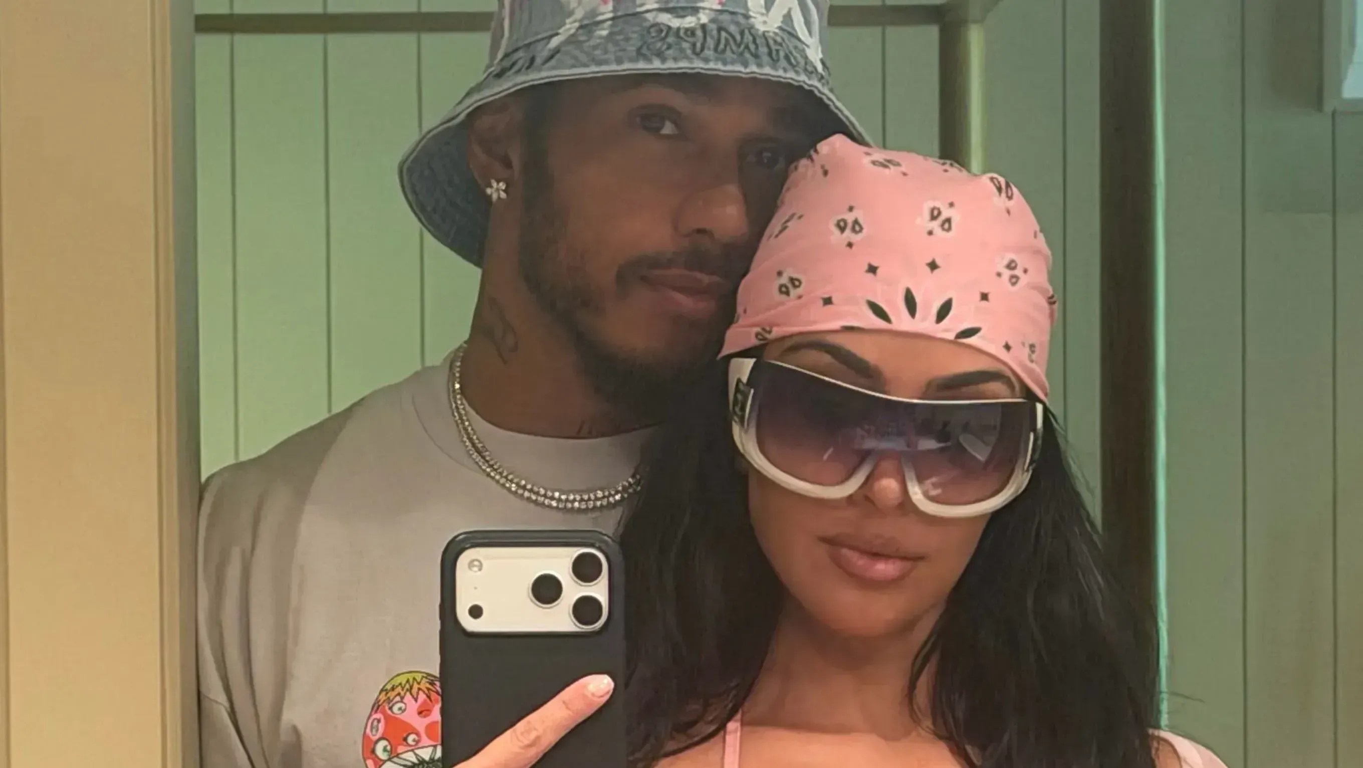 Kim Kardashian posa ao lado de Lewis Hamilton durante férias