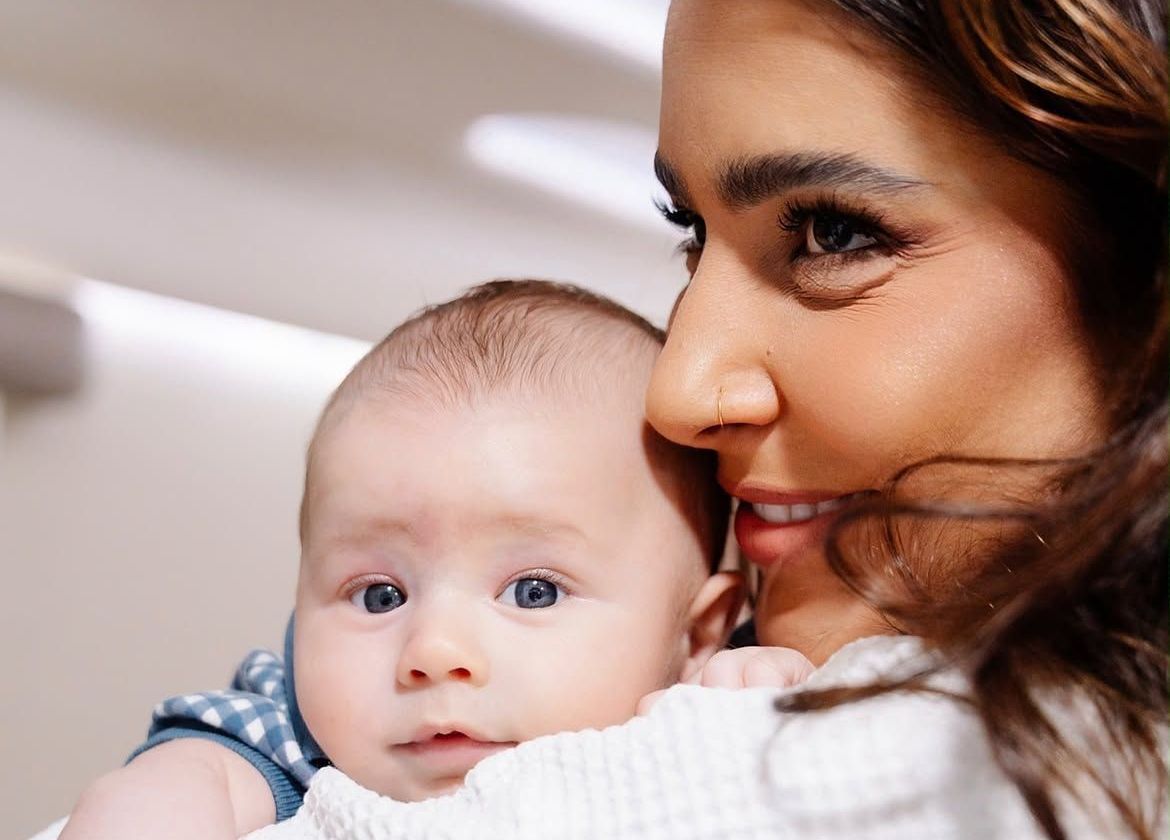 Momento fofura! Lauana Prado encanta fãs com foto de filho de 2 meses