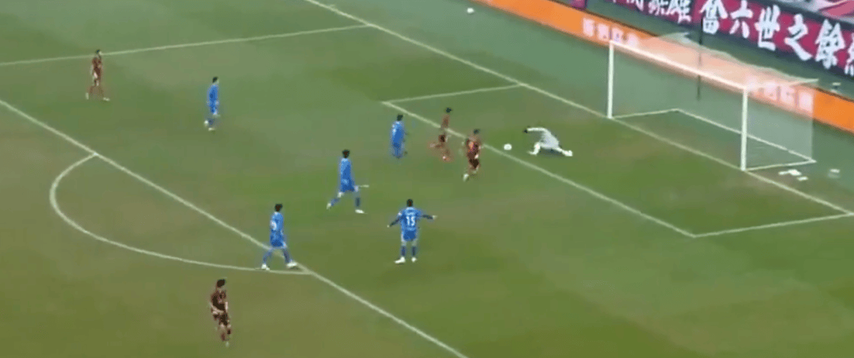 Time faz dois gols ao mesmo tempo na China, mas arbitragem anula; veja