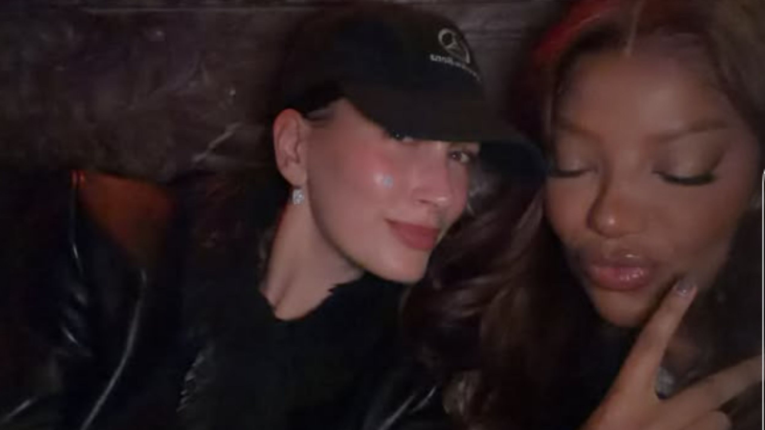 Ludmilla e Hailey Bieber juntas durante a Semana de Moda de Paris