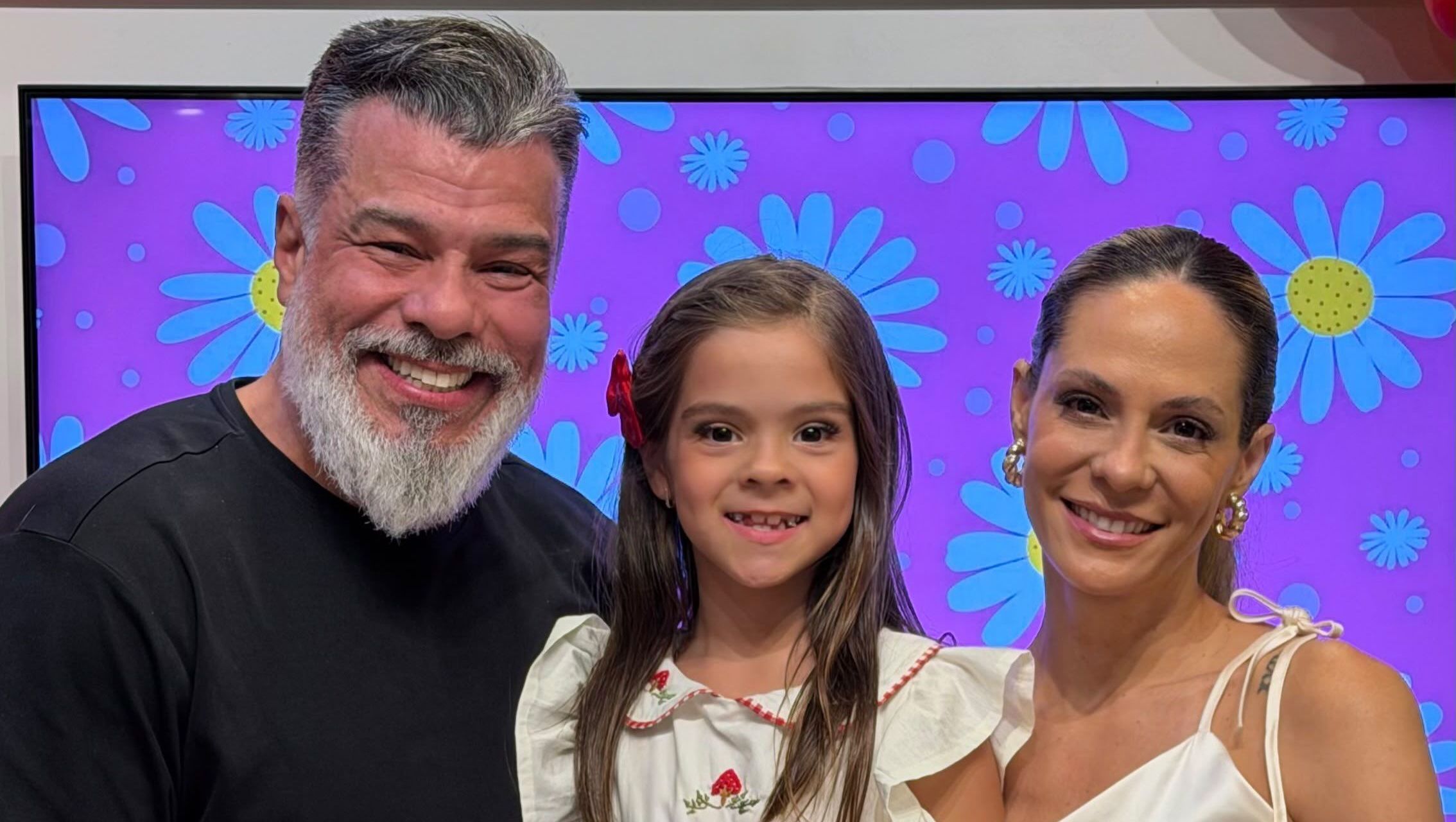 Maurício Mattar ao lado da esposa, Shay, e a filha do casal, Ilha