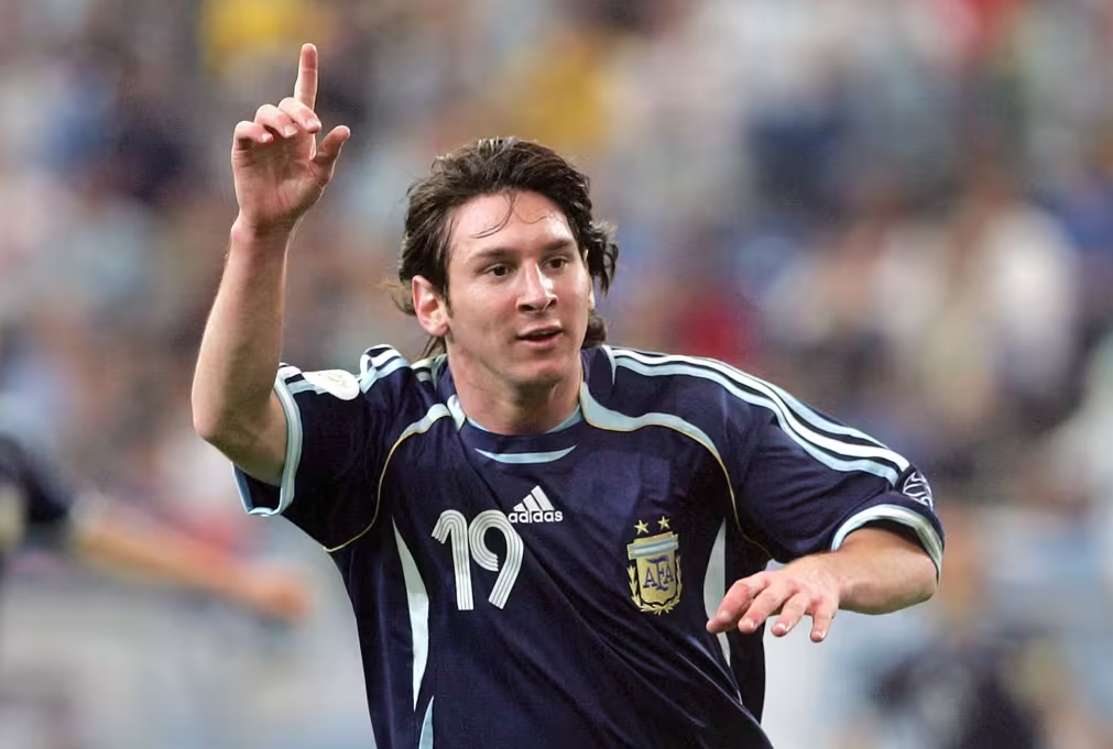 Messi celebra seu gol na Copa de 2006 contra Sérvia e Montenegro