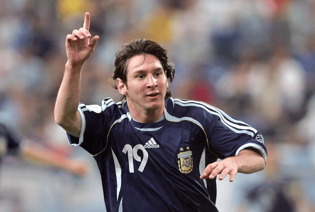 Messi celebra seu gol na Copa de 2006 contra Sérvia e Montenegro