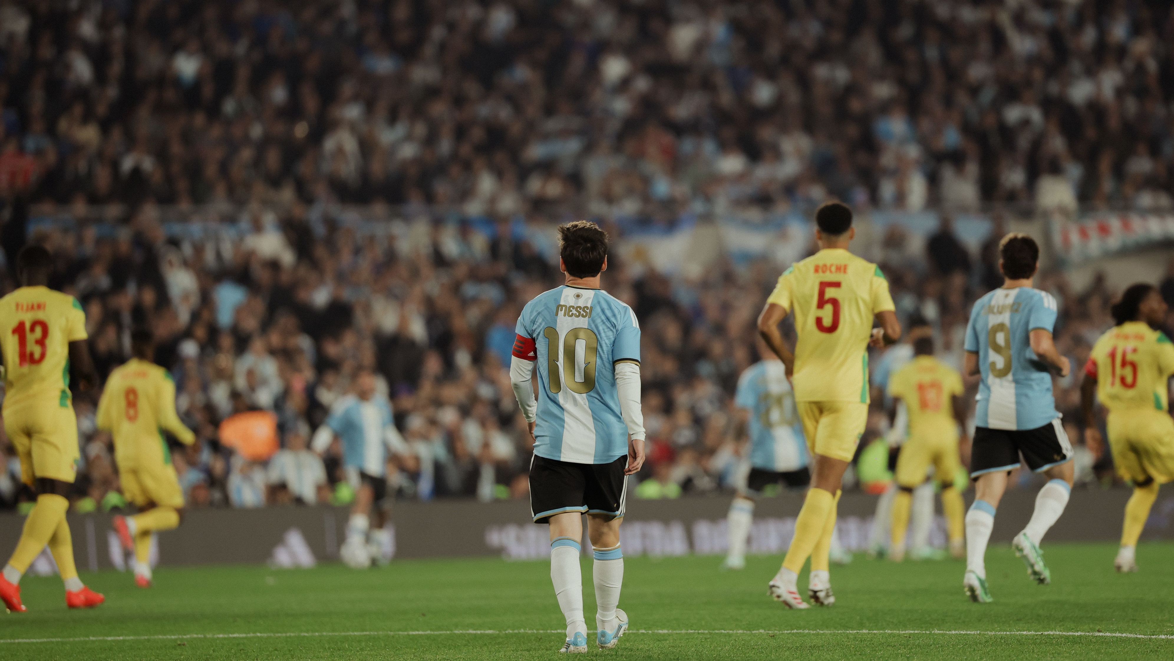Propaganda com drones na despedida de Messi revolta torcida argentina