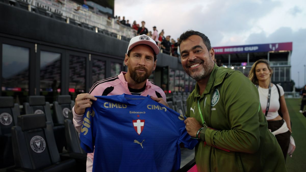 Messi recebe camisa do Palmeiras de JP Sampaio, coordenador da base