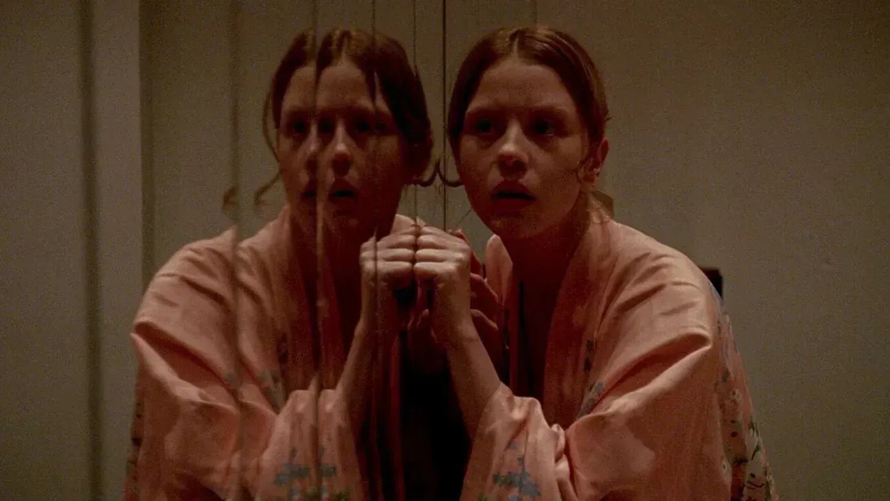 Mia Goth em "Suspiria" (2018) • Reprodução/Frenesy Film Company