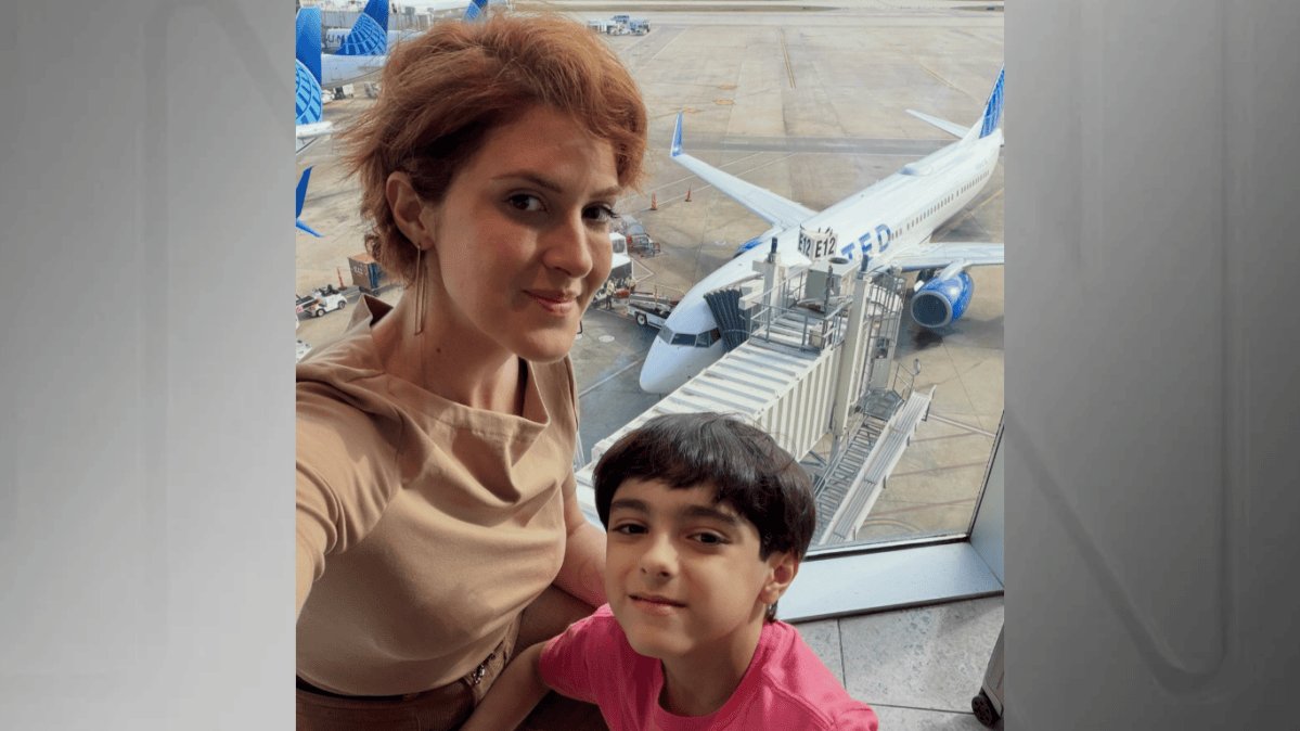 Viúva de Lito Souza volta ao Brasil depois de viagem com o filho