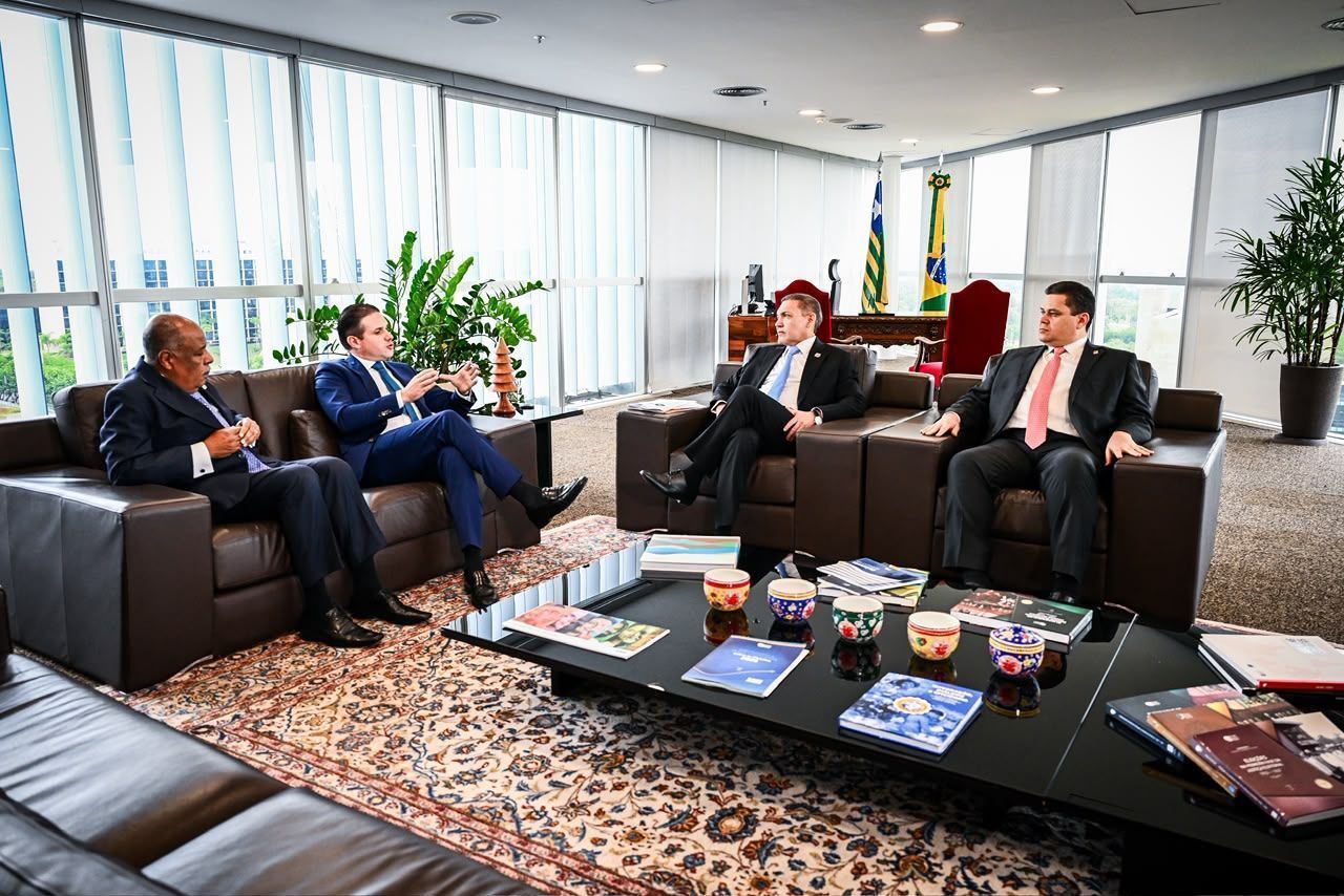 Hugo Motta e Davi Alcolumbre visitaram neste domingo (25) a sede do TSE (Tribunal Superior Eleitoral)