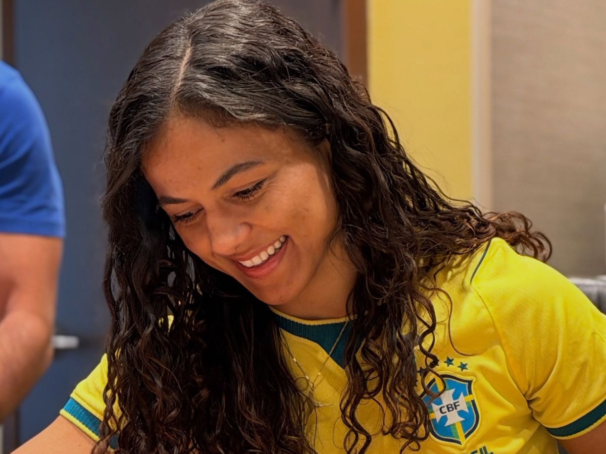 Imagem ilustrativa sobre Natália Silva conquista cinturão peso-mosca no UFC 332 e quebra estereótipos